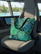 Bolsa tote bag colección “Mecanismos Afectivos” con patrón de corazones mecánicos isométricos, en asiento del puente de mando de barco oceanográfico.