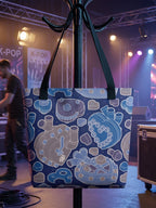 Bolsa tote bag colección “Mecanismos Afectivos” con patrón de corazones mecánicos isométricos, tras bambalinas en concierto de K-pop.