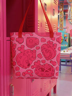 Bolsa tote bag colección “Mecanismos Afectivos” con patrón de corazones mecánicos isométricos, colgada de locker en fábrica de dulces.