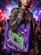 Tote bag verde y morada con cassette y pluma Bic rebobinando cinta; llevada por chica en fiesta de música electrónica, efecto 3D con asas.