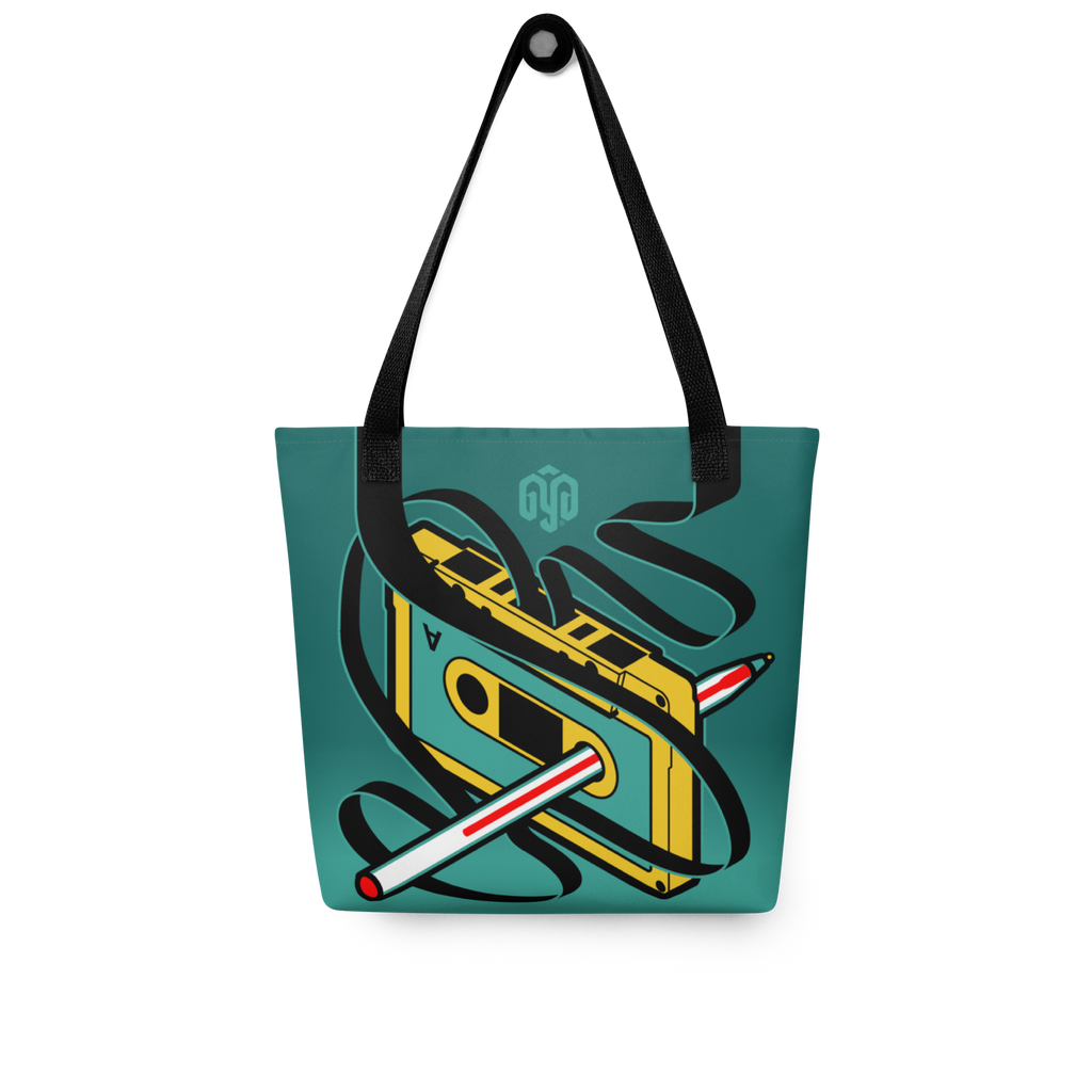 Vista frontal de tote bag verde y amarilla con cassette lado A y pluma Bic rebobinando cinta; efecto tridimensional con cinta alineada a las asas.