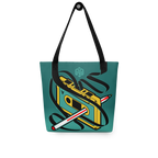 Vista frontal de tote bag verde y amarilla con cassette lado A y pluma Bic rebobinando cinta; efecto tridimensional con cinta alineada a las asas.
