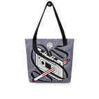 Vista frontal de tote bag gris con cassette lado A y pluma Bic rebobinando cinta; efecto tridimensional con cinta alineada a las asas.