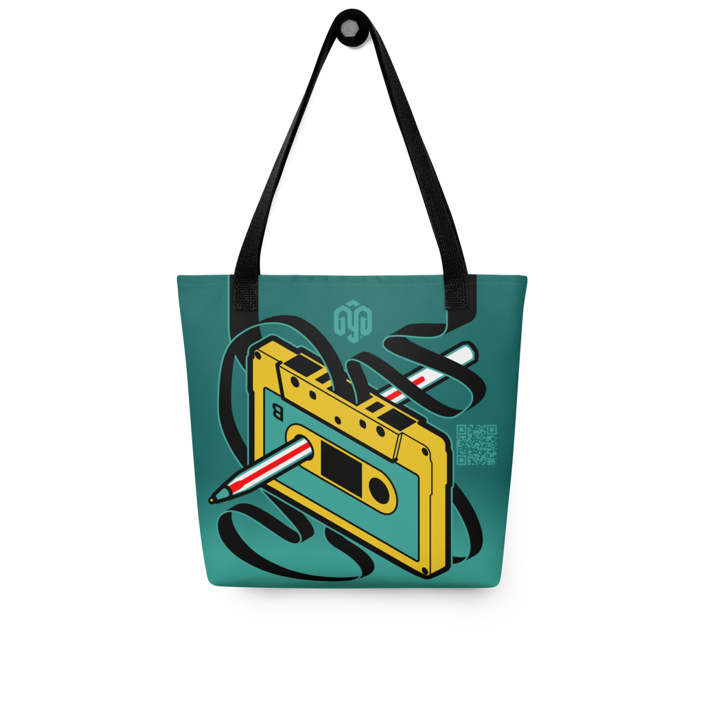 Vista frontal de tote bag amarillo y verde con cassette lado B y pluma Bic rebobinando cinta; efecto tridimensional con las asas.