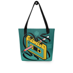 Vista frontal de tote bag amarillo y verde con cassette lado B y pluma Bic rebobinando cinta; efecto tridimensional con las asas.