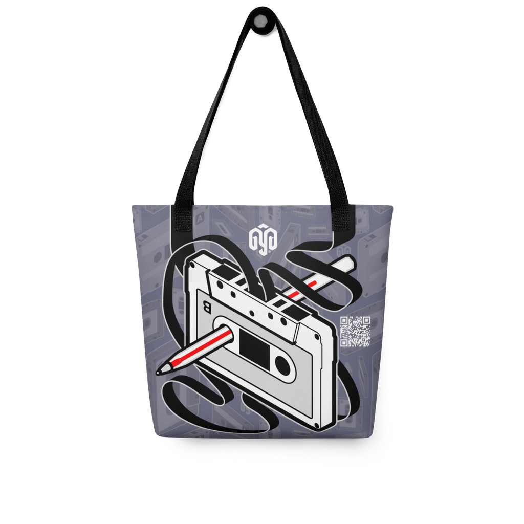 Vista frontal de tote bag gris con cassette lado B y pluma Bic rebobinando cinta; efecto tridimensional con cinta alineada a las asas.