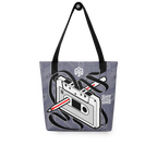 Vista frontal de tote bag gris con cassette lado B y pluma Bic rebobinando cinta; efecto tridimensional con cinta alineada a las asas.