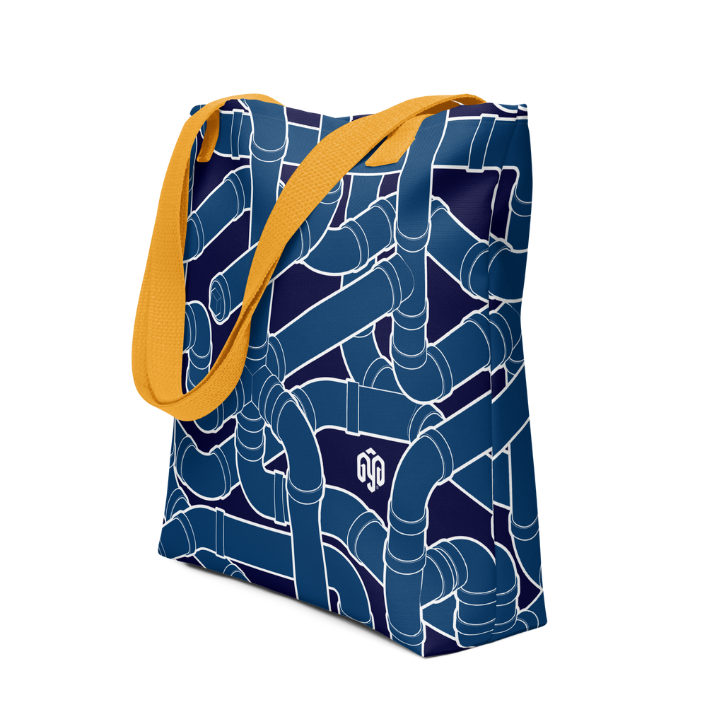 Maqueta de tote bag con estampado de tuberías intrincadas, apoyada y vista 3/4.