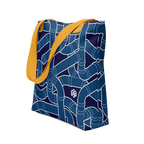 Maqueta de tote bag con estampado de tuberías intrincadas, apoyada y vista 3/4.