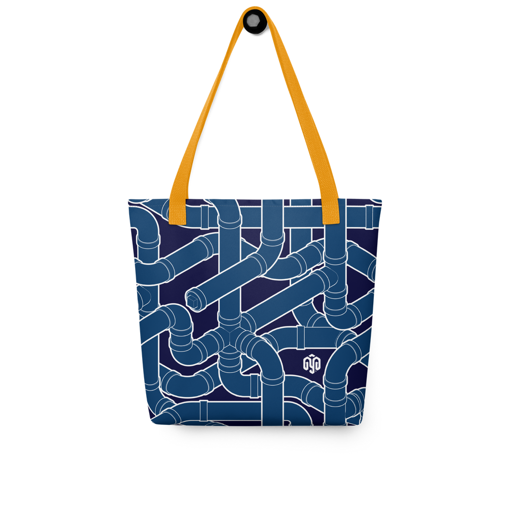 Maqueta de tote bag con estampado de tuberías intrincadas, colgada y vista frontal.