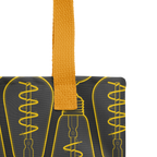 Primer plano de las asas de la bolsa tote con detalle de costuras, remates y textura de la cinta.